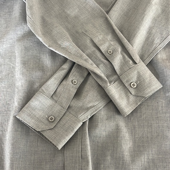 Non-Iron classic Fit Mens Banana Republic Button Down; gray in good condition - Picture 3 of 4